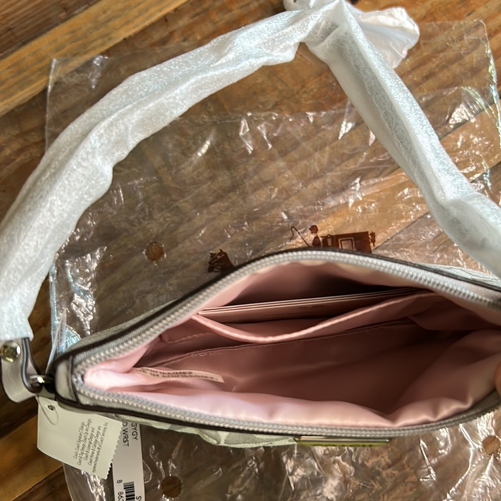Coach signature medium wristlet BNWT - Picture 7 of 10